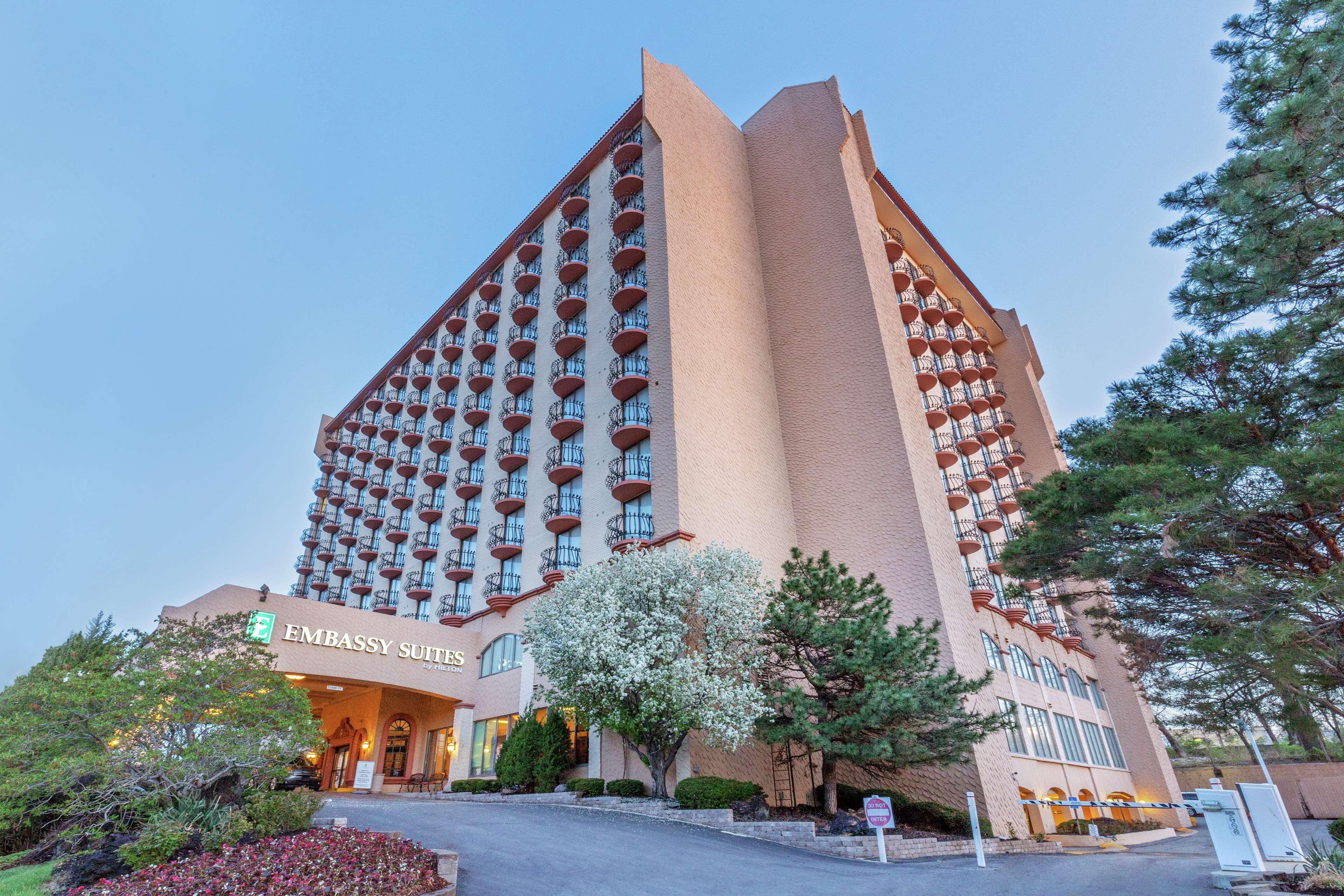 Embassy Suites By Hilton Kansas City Plaza מראה חיצוני תמונה