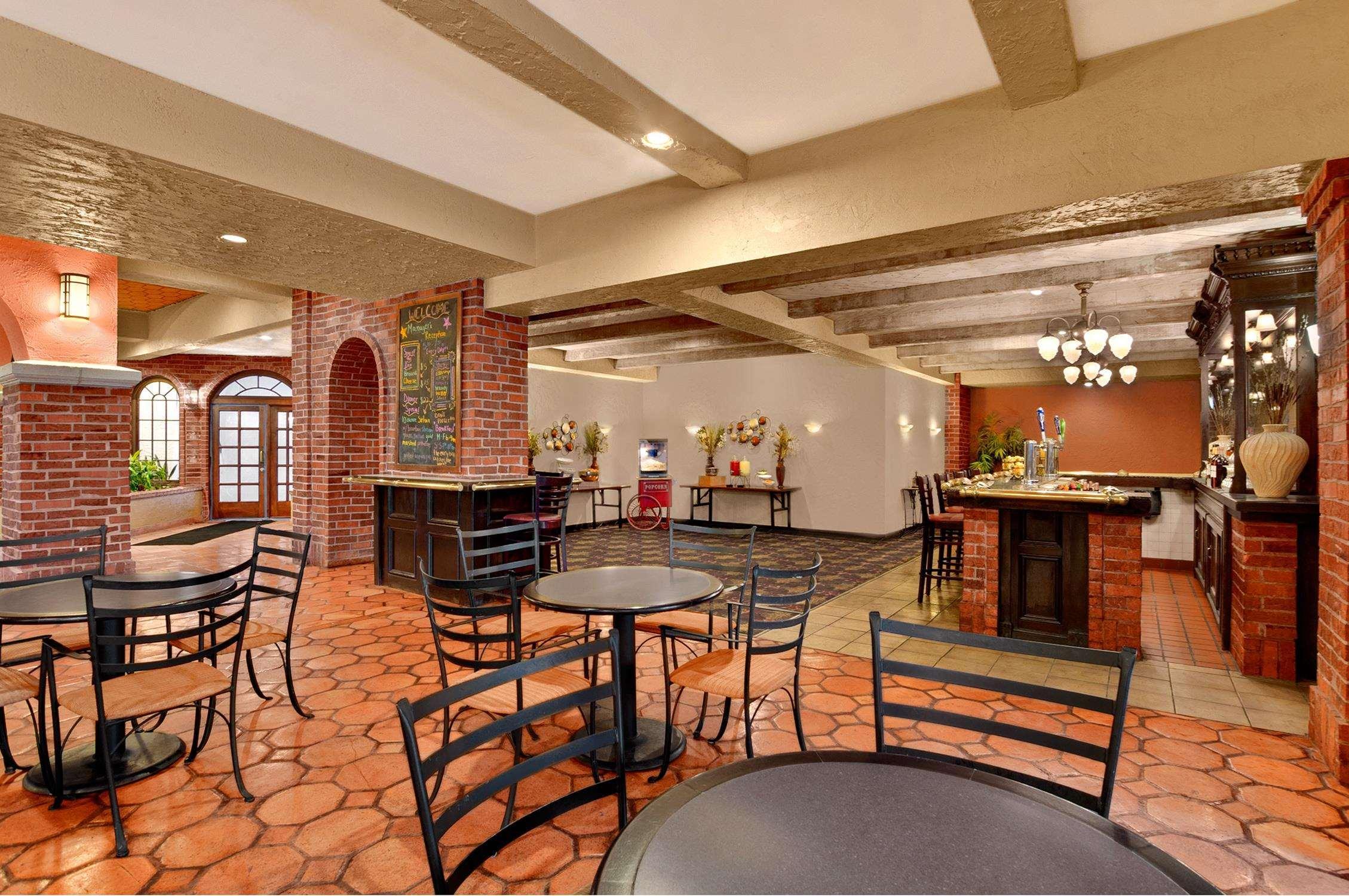 Embassy Suites By Hilton Kansas City Plaza מראה חיצוני תמונה