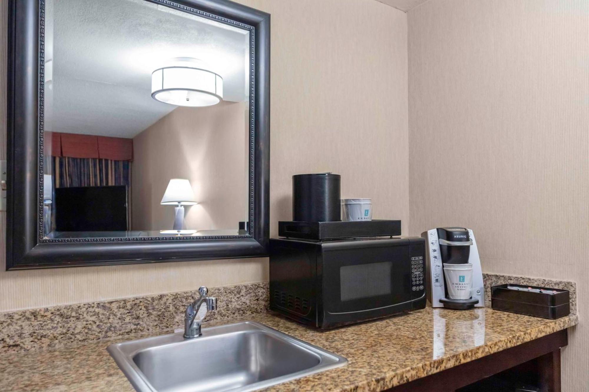 Embassy Suites By Hilton Kansas City Plaza מראה חיצוני תמונה