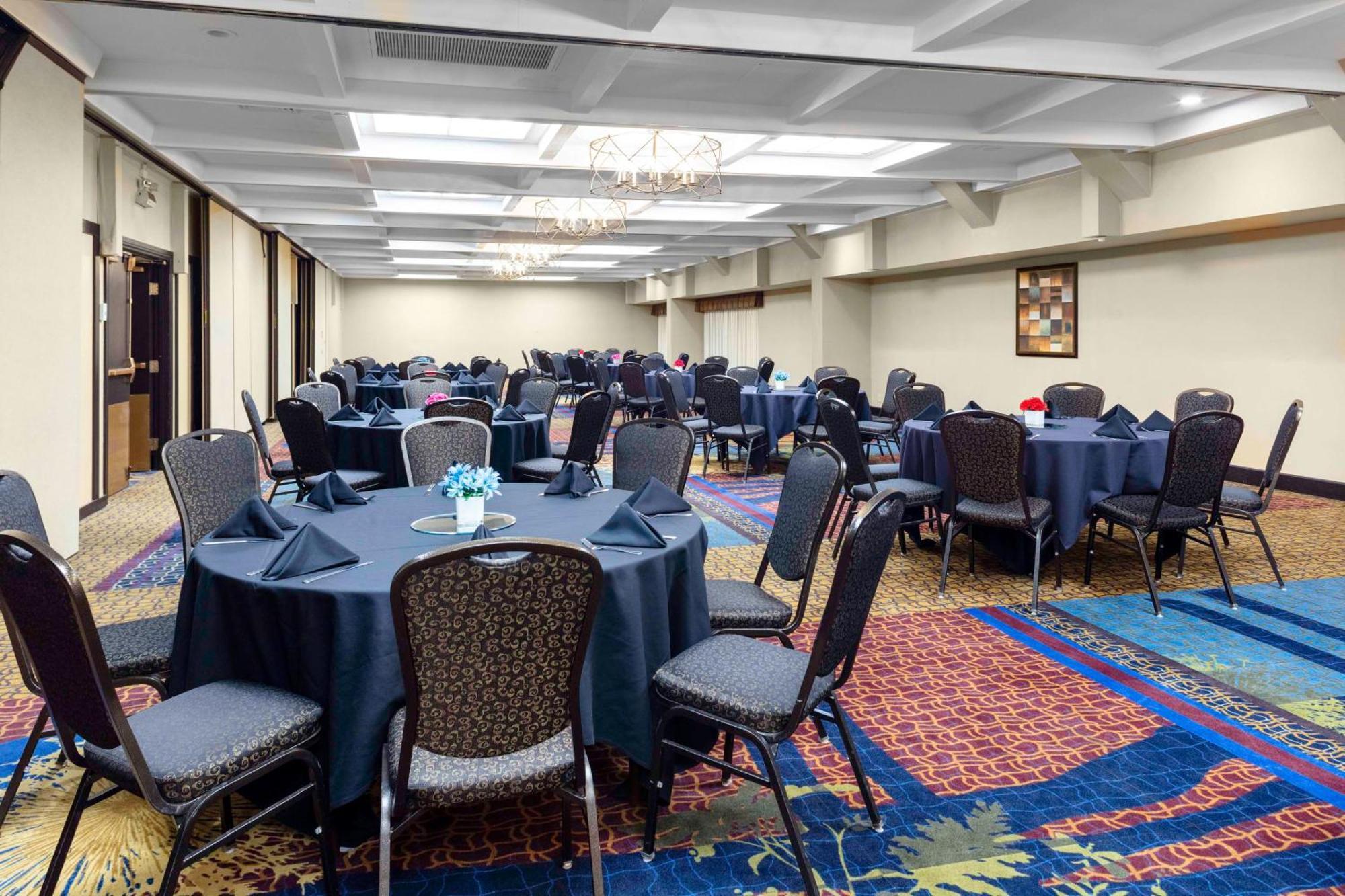 Embassy Suites By Hilton Kansas City Plaza מראה חיצוני תמונה
